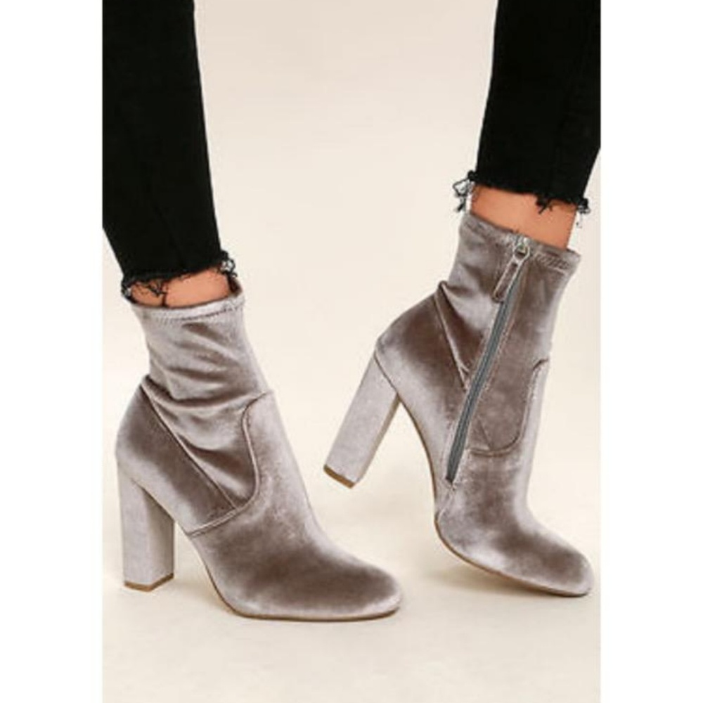 Steve Madden Brisk -V Grey Velvet Bootie